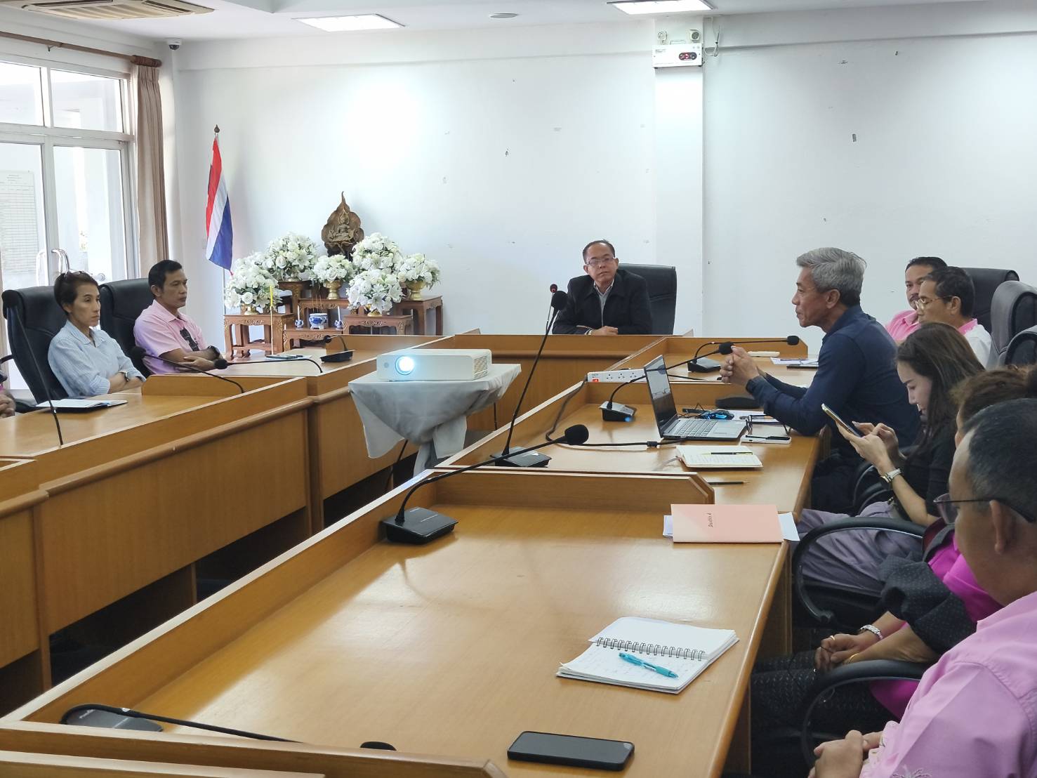 ประชุมเพื่อมอบ นโยบายการบริหารงาน ให้แก่หัวหน้าส่วนราชการ