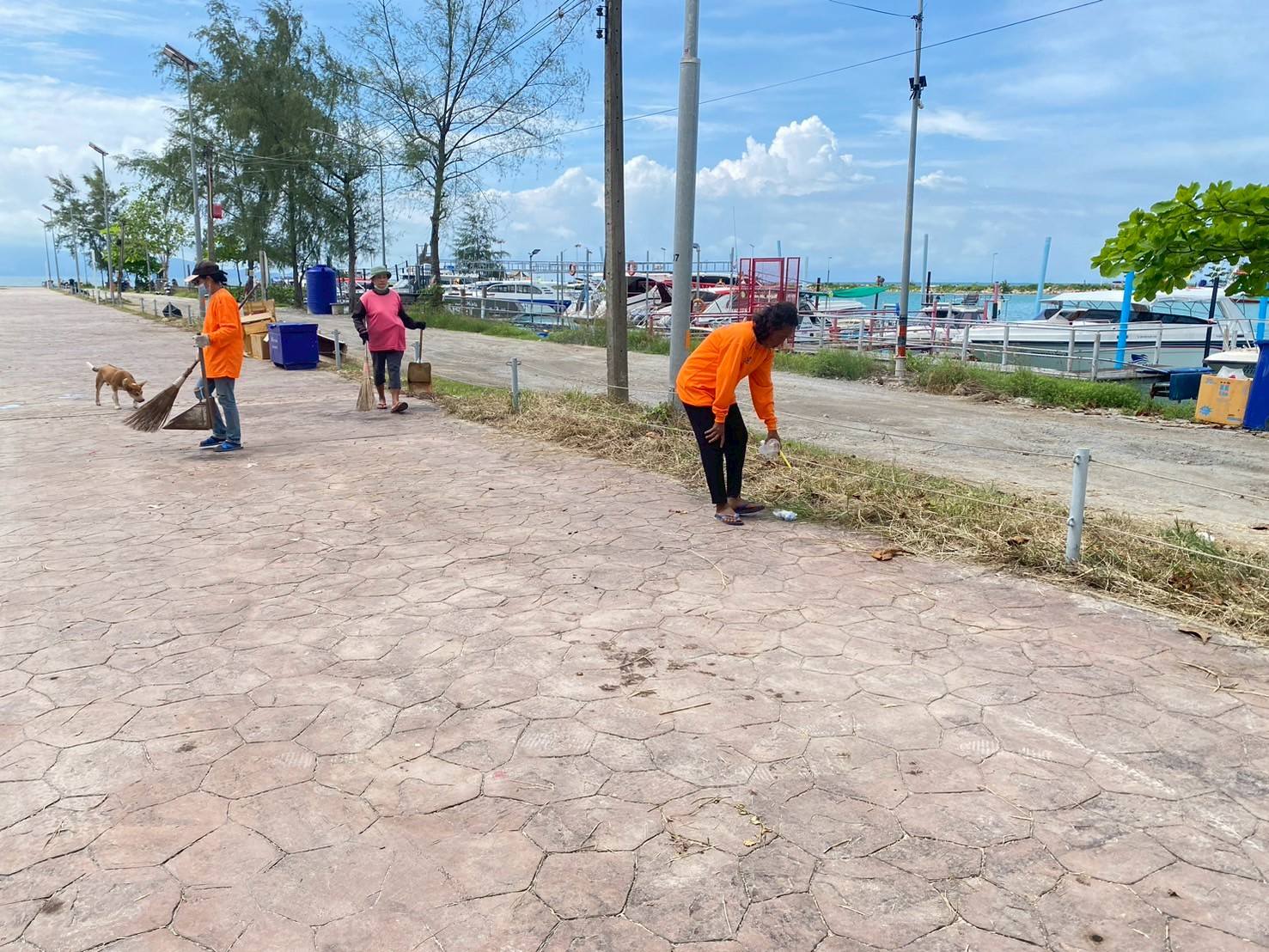 การปฎิบัติงานของสำนักงานเทศบาลตำบลเกาะพะงัน โดยการบริหารงานของคณะบริหารนำโดย นายยงยุทธ พิริยสถิต นายกเทศมนตรีตำบลเกาะพะงัน และสมาชิกสภาเทศบาลตำบลเกาะพะงัน มอบหมายให้ ผอ.กองสาธารณสุขและสิ่งแวดล้อม นำพนักงานเทศบาลเคลียร์พื้นที่และเก็บขยะบริเวณจุดลอยกระทง ท่าเรือหัวเทียน