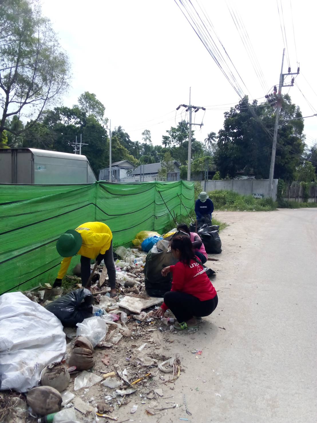 พนักงานกองสาธารณะและสิ่งแวดล้อม ออกปฎิบัติงาน เก็บขยะข้างโรงเรียนเทศบาลและเส้นในสวน
