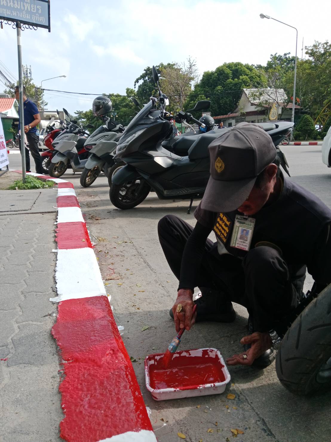 พนักงานเทศกิจ ดำเนินการทาสีขอบทาง บริเวณแยกท่าเทียบเรือท้องศาลา