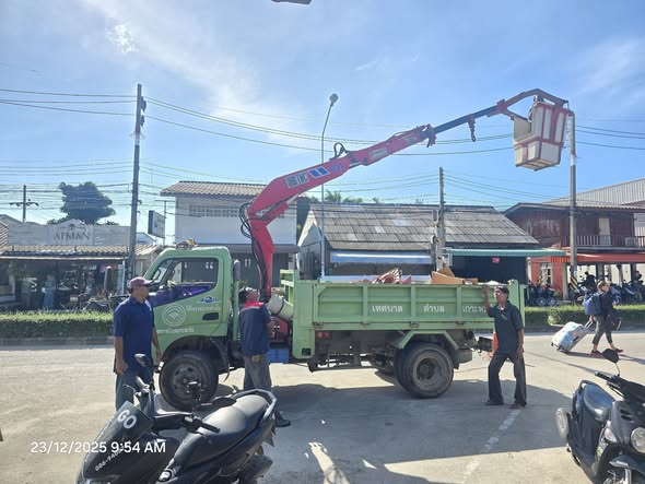 นำพนักงานปฎิบัติงาน ซ่อมแซมระบบไฟฟ้าส่องสว่าง บริเวณถนนมีเพียร และท่าเรือ ซ่อมเปลี่ยนโคมไฟ