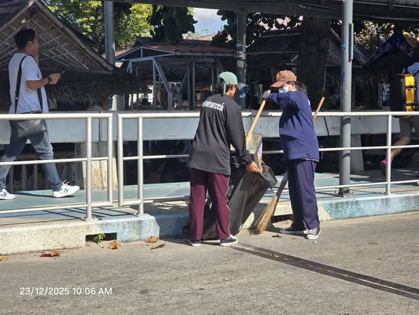 นำพนักงานดูแลความสะอาดเรียบร้อย สองข้างทางถนนในเกาะพะงัน รวมถึงท่าเทียบเรืออำเภอเกาะพะงัน