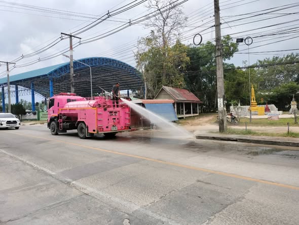 การปฎิบัติงานของพนักงานเทศบาล กองสาธารณสุขและสิ่งแวดล้อม และ งานป้องกันและรักษาความสงบ ด้วยการบริหารของ นายยงยุทธ พิริยสถิต นายกเทศมนตรีตำบลเกาะพะงัน มอบหมายให้ นายสรเดช ธนวนิชนาม และนายกิตติ บัวสมุย รองนายกฯ สั่งการให้นายชำนาญ จันทร์ชูกลิ่น ปลัดเทศบาล พร้อมด้วย นางสาวนฎกร โบซเคิร์ต ผู้อำนวยการกองสาธารณสุขและสิ่งแวดล้อม และ นายชยา อินทเชื้อ หัวหน้าฝ่ายปกครอง นำพนักงานกวาดทราย และฉีดน้ำทำความสะอาด บริเวณสองข้างทางถนนหน้าโรงเรียนเกาะพะงันศึกษา [ต่อวันที่ 2]