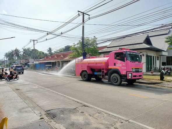 การปฎิบัติงานของพนักงานเทศบาล กองสาธารณสุขและสิ่งแวดล้อม และ งานป้องกันและรักษาความสงบ ด้วยการบริหารของ นายยงยุทธ พิริยสถิต นายกเทศมนตรีตำบลเกาะพะงัน มอบหมายให้ นายสรเดช ธนวนิชนาม และนายกิตติ บัวสมุย รองนายกฯ สั่งการให้นายชำนาญ จันทร์ชูกลิ่น ปลัดเทศบาล พร้อมด้วย นางสาวนฎกร โบซเคิร์ต ผู้อำนวยการกองสาธารณสุขและสิ่งแวดล้อม และ นายชยา อินทเชื้อ หัวหน้าฝ่ายปกครอง นำพนักงานกวาดทราย และฉีดน้ำทำความสะอาด บริเวณสองข้างทางถนนหน้าโรงเรียนเกาะพะงันศึกษา [ทำต่อเนื่องทุกวัน เนื่องจากเป็นถนนสายยาวและมีดินทรายจำนวนมาก]