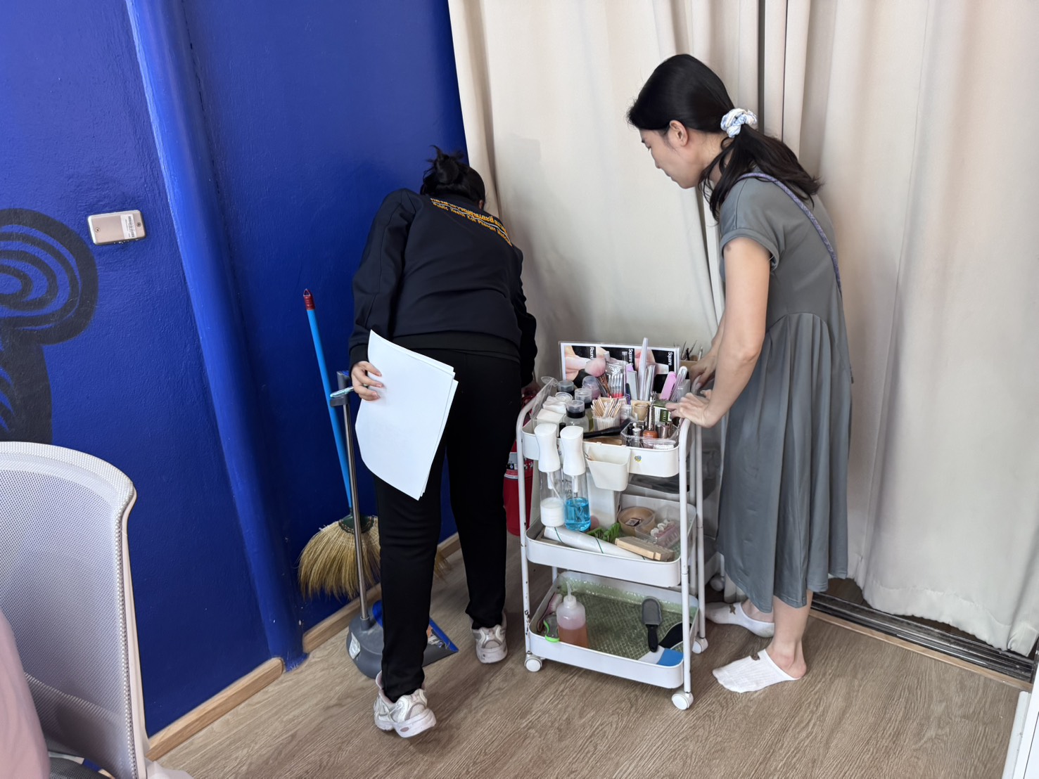 การปฎิบัติงานของพนักงานเทศบาล กองสาธารณสุขและสิ่งแวดล้อม
ด้วยการบริหารของ นายยงยุทธ พิริยสถิต นายกเทศมนตรีตำบลเกาะพะงัน มอบหมายให้
นายกิตติ บัวสมุย รองนายกฯ สั่งการให้ นางสาวนฎกร โบซเคิร์ต ผู้อำนวยการกองสาธารณสุขและสิ่งแวดล้อม
ให้นำพนักงานตรวจสถานประกอบการที่ยื่นขอใบอนุญาตประกอบกิจการ และ ตักเตือนประชาชนที่กำลังจะนำขยะมาทิ้งผิดเวลา
