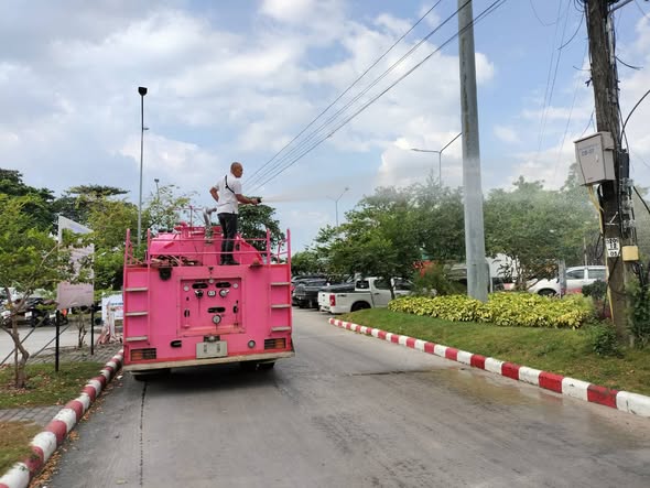 การปฎิบัติงานของพนักงานเทศบาล งานป้องกันและรักษาความสงบ
ด้วยการบริหารของ นายยงยุทธ พิริยสถิต นายกเทศมนตรีตำบลเกาะพะงัน มอบหมายให้
นายสรเดช ธนวนิชนาม รองนายกฯ สั่งการให้ นายชยา อินทเชื้อ หัวหน้าฝ่ายปกครอง
นำพนักงานออกฉีดรดน้ำต้นไม้บริเวณท่าเทียบเรืออำเภอเกาะพะงัน