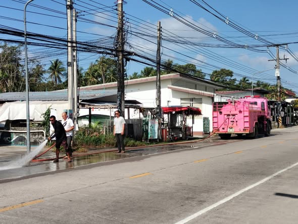 นำพนักงานกวาดทราย และฉีดน้ำทำความสะอาด บริเวณสองข้างทางถนนเส้นบ้านใต้ [ทำต่อเนื่องทุกวัน เนื่องจากเป็นถนนสายยาวและมีดินทรายจำนวนมาก]