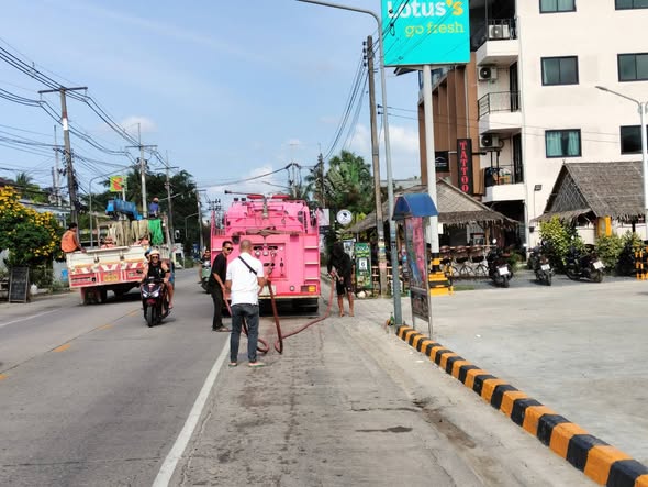 นำพนักงานกวาดทราย และฉีดน้ำทำความสะอาด บริเวณสองข้างทางถนนเส้นบ้านใต้ [ทำต่อเนื่องทุกวัน เนื่องจากเป็นถนนสายยาวและมีดินทรายจำนวนมาก]