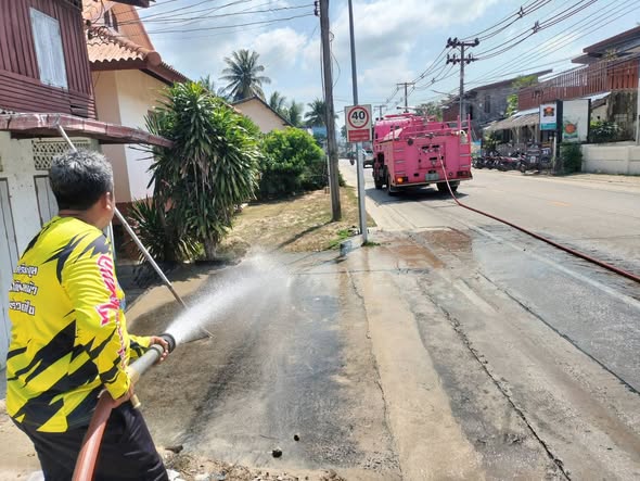 นำพนักงานกวาดทราย และฉีดน้ำทำความสะอาด บริเวณสองข้างทางถนนเส้นบ้านใต้ [ทำต่อเนื่องทุกวัน เนื่องจากเป็นถนนสายยาวและมีดินทรายจำนวนมาก]