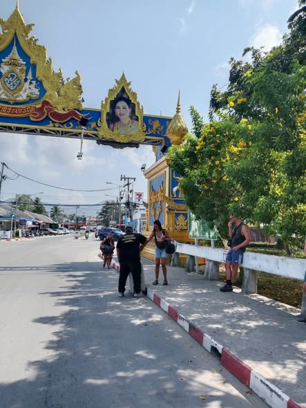 สั่งการให้พนักงานเทศกิจ เทศบาลตำบลเกาะพะงัน ดูแลและจัดการการจราจร บริเวณท่าเทียบเรือท้องศาลา
เพื่อให้เป็นไปด้วยความสะดวกเรียบร้อย