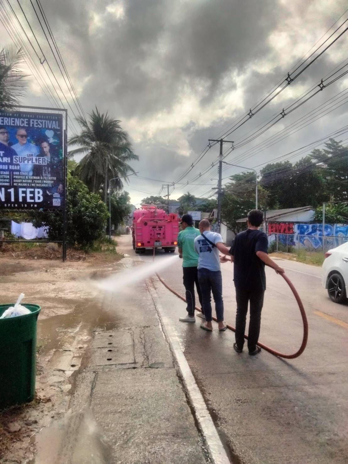 นำพนักงานกวาดทราย และฉีดน้ำทำความสะอาด บริเวณสองข้างทางถนนเส้นบ้านใต้ [ทำต่อเนื่องทุกวัน เนื่องจากเป็นถนนสายยาวและมีดินทรายจำนวนมาก]