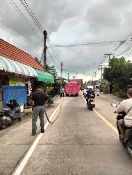 การปฎิบัติงานของพนักงานเทศบาล กองสาธารณสุขและสิ่งแวดล้อม และ งานป้องกันและบรรเทาสาธารณภัย ด้วยการบริหารของ นายยงยุทธ พิริยสถิต นายกเทศมนตรีตำบลเกาะพะงัน มอบหมายให้ นายสรเดช ธนวนิชนาม และนายกิตติ บัวสมุย รองนายกฯ สั่งการให้นายชำนาญ จันทร์ชูกลิ่น ปลัดเทศบาล พร้อมด้วย นางสาวนฎกร โบซเคิร์ต ผู้อำนวยการกองสาธารณสุขและสิ่งแวดล้อม และ นายชยา อินทเชื้อ หัวหน้าฝ่ายปกครอง นำพนักงานกวาดทราย และฉีดน้ำทำความสะอาด บริเวณสองข้างทางถนนเส้นบ้านใต้ [ทำต่อเนื่องทุกวัน เนื่องจากเป็นถนนสายยาวและมีดินทรายจำนวนมาก]