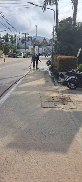 การปฎิบัติงานของพนักงานเทศบาล กองสาธารณสุขและสิ่งแวดล้อม และ งานป้องกันและบรรเทาสาธารณภัย ด้วยการบริหารของ นายยงยุทธ พิริยสถิต นายกเทศมนตรีตำบลเกาะพะงัน มอบหมายให้ นายสรเดช ธนวนิชนาม และนายกิตติ บัวสมุย รองนายกฯ สั่งการให้นายชำนาญ จันทร์ชูกลิ่น ปลัดเทศบาล พร้อมด้วย นางสาวนฎกร โบซเคิร์ต ผู้อำนวยการกองสาธารณสุขและสิ่งแวดล้อม และ นายชยา อินทเชื้อ หัวหน้าฝ่ายปกครอง นำพนักงานกวาดทราย และฉีดน้ำทำความสะอาด บริเวณสองข้างทางถนนเส้นบ้านใต้ [ทำต่อเนื่องทุกวัน เนื่องจากเป็นถนนสายยาวและมีดินทรายจำนวนมาก]