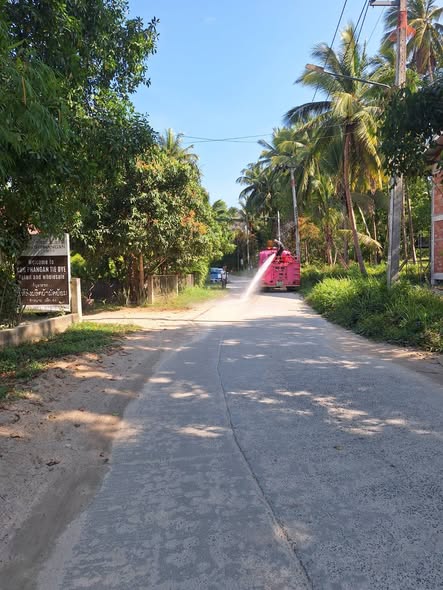 การปฎิบัติงานของพนักงานเทศบาล งานป้องกันและบรรเทาสาธารณภัย ด้วยการบริหารของ นายยงยุทธ พิริยสถิต นายกเทศมนตรีตำบลเกาะพะงัน มอบหมายให้ นายสรเดช ธนวนิชนาม รองนายกเทศมนตรีตำบลเกาะพะงัน
สั่งการให้ นายชยา อินทเชื้อ หัวหน้าฝ่ายปกครอง 
ร่วมด้วย นายนฤชัย พรหมเจริญ สมาชิกสภาเทศบาล เขต 2
นำพนักงานกวาดทราย และฉีดน้ำทำความสะอาด บริเวณถนนเส้นบ้านในสวน และ ถนนเส้นในวก