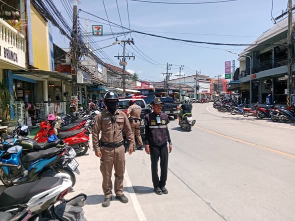 ห้ามจอดบริเวณ ขาว-แดง !!! พื้นที่กวดขันวินัยจราจร
ภายใต้การบริหารงานของ นายยงยุทธ พิริยสถิต นายกเทศมนตรีตำบลเกาะพะงัน
ได้มอบหมายให้ นายสรเดช ธนวนิชนาม รองนายกเทศมนตรี
สั่งการให้นายชยา อินทเชื้อ หัวหน้าฝ่ายปกครอง นำพนักงานเทศกิจ เทศบาลตำบลเกาะพะงัน ดูแลและจัดการการจราจร บริเวณท่าเทียบเรือท้องศาลา ร่วมกับ งานจราจร สภ.เกาะพะงัน กวดขันวินัยจราจร บริเวณหน้าธนาคารกรุงไทย-หน้าตลาดพันทิพย์