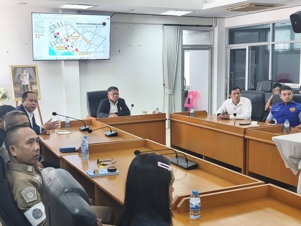 ประชุมหารือเพื่อวางแผนแก้ปัญหาการจราจรในพื้นที่ท้องศาลา
นายยงยุทธ พิริยสถิต นายกเทศมนตรีตำบลเกาะพะงัน
นายสรเดช ธนวนิชนาม รองนายกเทศมนตรีตำบลเกาะพะงัน
นายกิตติ บัวสมุย รองนายกเทศมนตรีตำบลเกาะพะงัน
นางสาวจิตติมา ศรีทองกุล เลขานุการนายกเทศมนตรี
พร้อมปลัดเทศบาล, หัวหน้าสำนักปลัดเทศบาล, หัวหน้าฝ่ายปกครอง,
เจ้าพนักงานเทศกิจ, ผู้อำนวยการกองช่าง, หัวหน้าฝ่ายแบบแผนและก่อสร้าง, หัวหน้าฝ่ายการโยธา, นายช่างโยธา
โดยมี นายไพสิฐ ทองเจิม นายอำเภอเกาะพะงัน, ปลัดอำเภอ
และเจ้าหน้าที่ตำรวจภูธรเกาะพะงัน เข้าร่วมหารือ