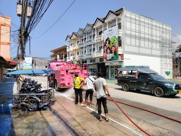 การปฎิบัติงานของพนักงานเทศบาล งานป้องกันและบรรเทาสาธารณภัย ด้วยการบริหารของ นายยงยุทธ พิริยสถิต นายกเทศมนตรีตำบลเกาะพะงัน มอบหมายให้ นายสรเดช ธนวนิชนาม รองนายกเทศมนตรีตำบลเกาะพะงัน
สั่งการให้ นายชยา อินทเชื้อ หัวหน้าฝ่ายปกครอง 
นำพนักงานป้องกันและบรรเทาสาธารณะภัย ดำเนินการฉีดน้ำทำความสะอาด บริเวณถนนเส้นท้องศาลา