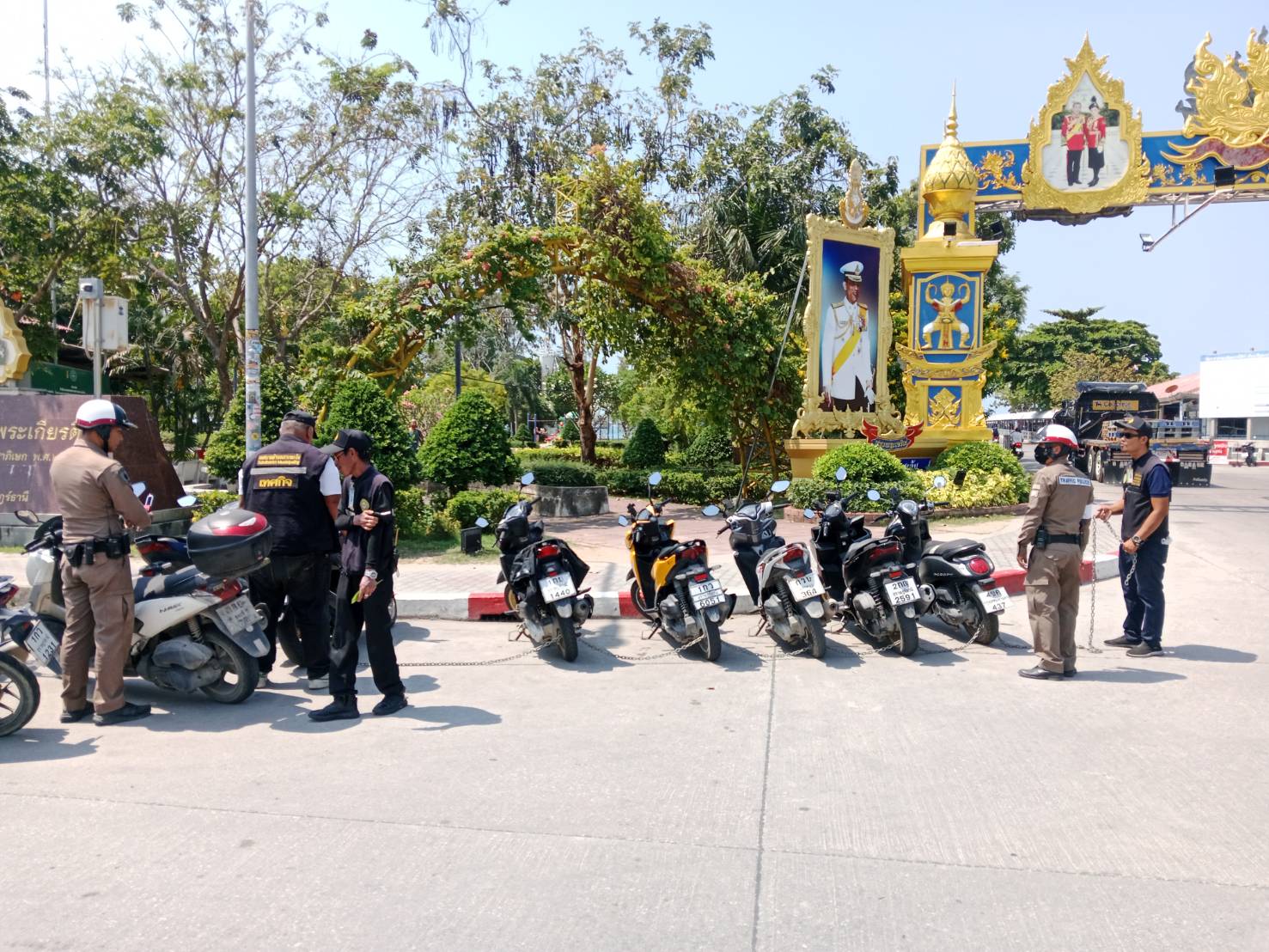 ห้ามจอดบริเวณ ขาว-แดง !!! พื้นที่กวดขันวินัยจราจร
ภายใต้การบริหารงานของ นายยงยุทธ พิริยสถิต นายกเทศมนตรีตำบลเกาะพะงัน
ได้มอบหมายให้ นายสรเดช ธนวนิชนาม รองนายกเทศมนตรี
สั่งการให้นายชยา อินทเชื้อ หัวหน้าฝ่ายปกครอง นำพนักงานเทศกิจ เทศบาลตำบลเกาะพะงัน ดูแลและจัดการการจราจร บริเวณท่าเทียบเรือท้องศาลา ร่วมกับ งานจราจร สภ.เกาะพะงัน กวดขันวินัยจราจร บริเวณหน้าธนาคารกรุงไทย-หน้าตลาดพันทิพย์-ถนนหน้าท่าเทียบเรือ